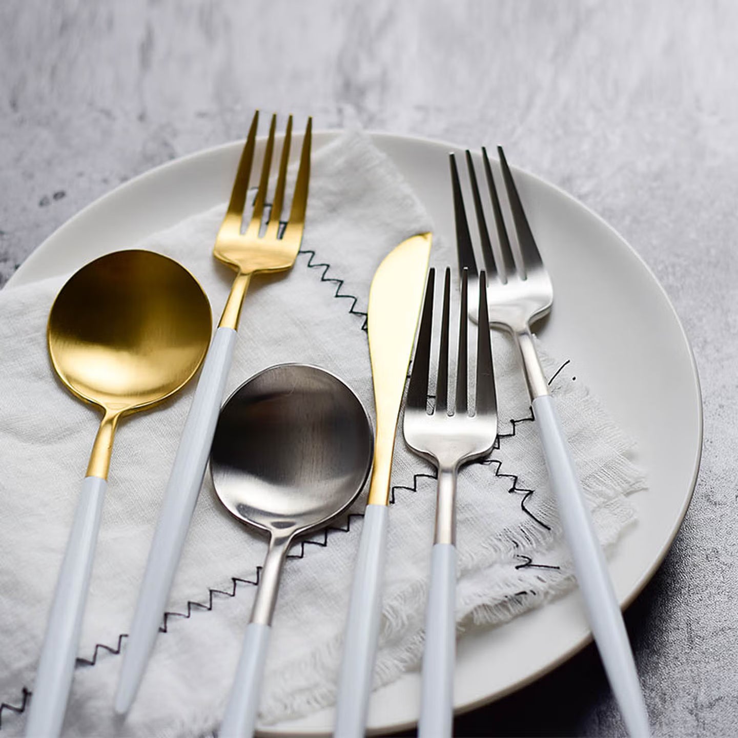 Western dining tableware - steak knife and fork, 304 stainless steel coffee spoon, Western dining knife and fork, dinner fork, Western spoon - knife and fork set, gift box knife and fork set of four pieces