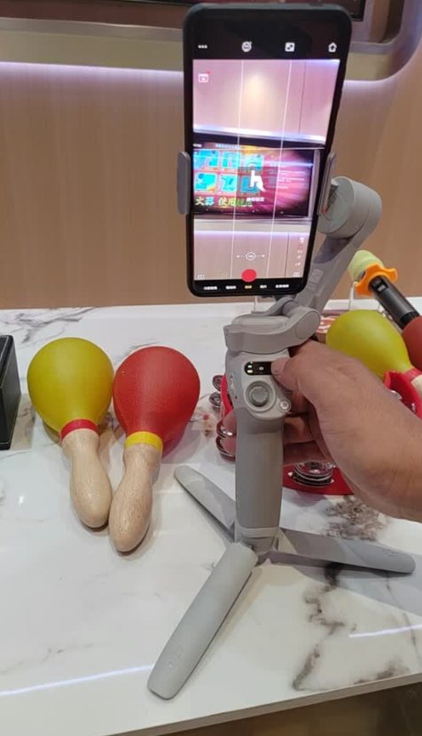 Mobile gimbal stabilizer - AI follow-up intelligent tracking - Selfie stick - Vlog shooting tool - Foldable gesture tracking - Handheld stabilizer 【Free with beauty light + selfie device】 Official standard configuration