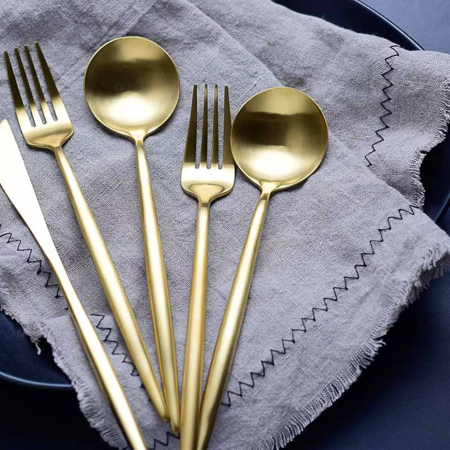 Western dining tableware - steak knife and fork, 304 stainless steel coffee spoon, Western dining knife and fork, dinner fork, Western spoon - knife and fork set, gift box knife and fork set of four pieces